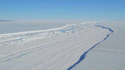 Un enorme iceberg si sta staccando dall'Antartide