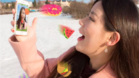 Myfacemood - EatMessage cattura la frutta con la bocca